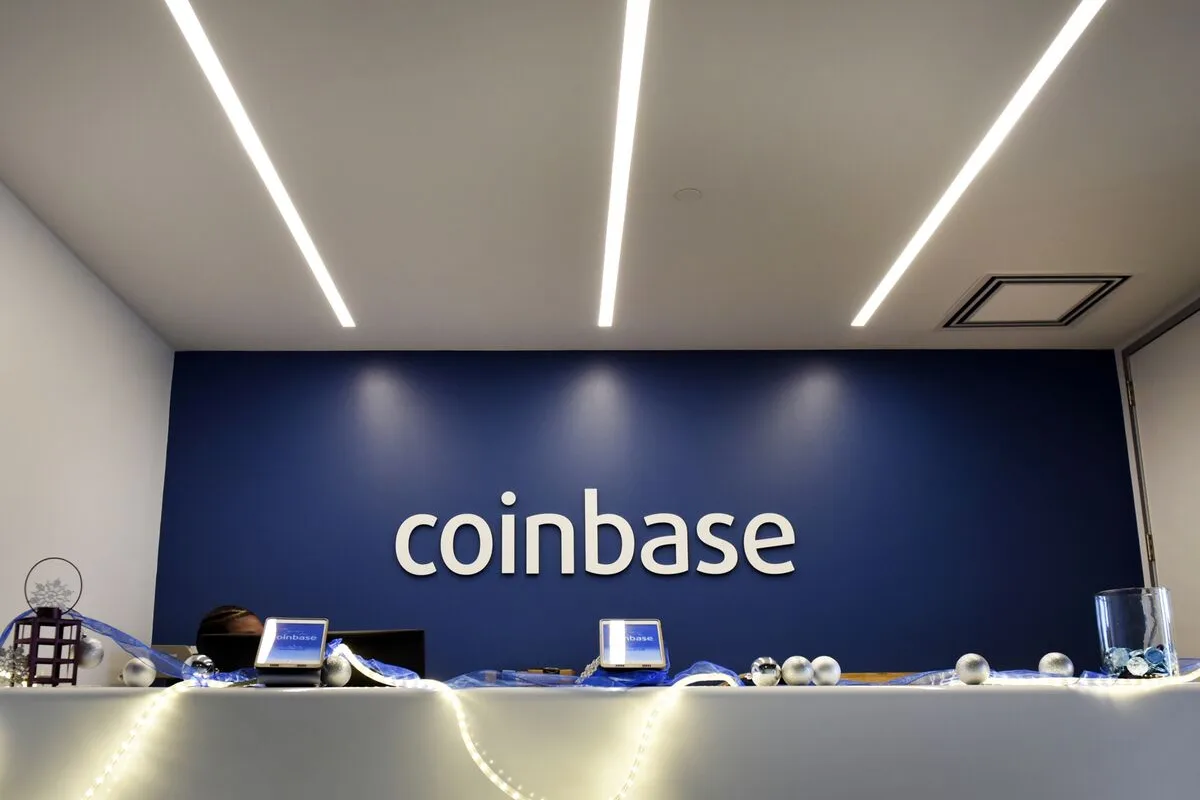 Accueil des bureaux de Coinbase avec son nom affiché sur un mur bleu, photographie d'illustration antérieure aux résultats de 2026
