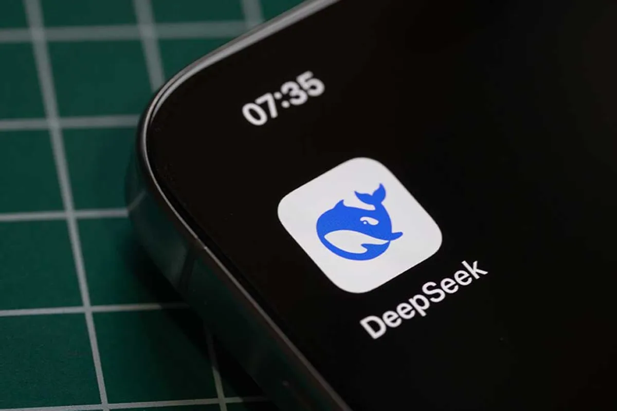 Application DeepSeek affichée sur un smartphone