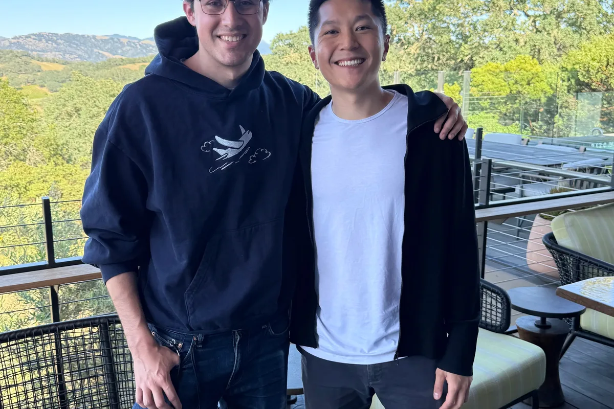 Ben Spector, dirigeant de Flapping Airplanes, photographié avec Mark Xu d'Index Ventures