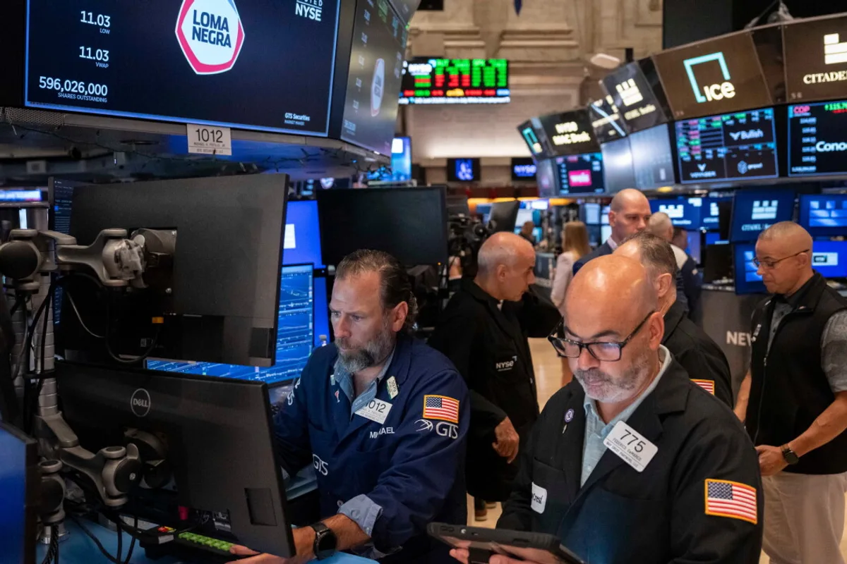 Opérateurs financiers travaillant devant leurs écrans sur le parquet de la Bourse de New York, photographie d'illustration