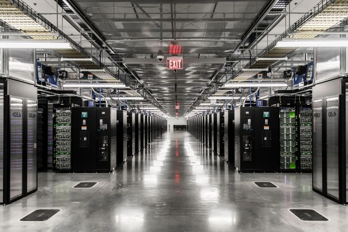 Intérieur d'un centre de données Meta avec deux rangées de serveurs