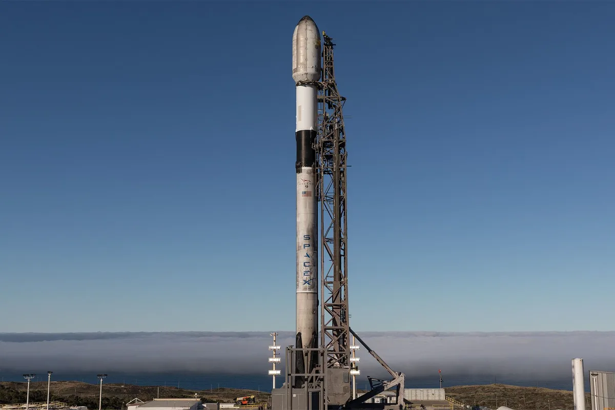 Fusée Falcon 9 de SpaceX photographiée sur son aire de lancement, illustration des activités spatiales du groupe